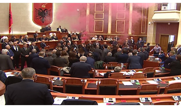 HAOS U ALBANIJI! Opozicija prevrtala stolice i aktivirala dimnu napravu u parlamentu