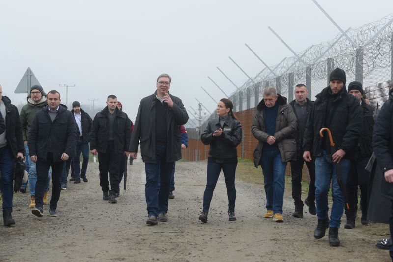 PREDSEDNIK VUČIĆ NA GRANIČNOM PRELAZU TOMPA: Mađarske službe predstavile opremu za sprečavanje ileganih migracija (FOTO)