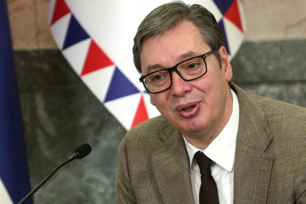 Predsednik Vučić uneo badnjak u zgradu predsedništva Srbije (FOTO)
