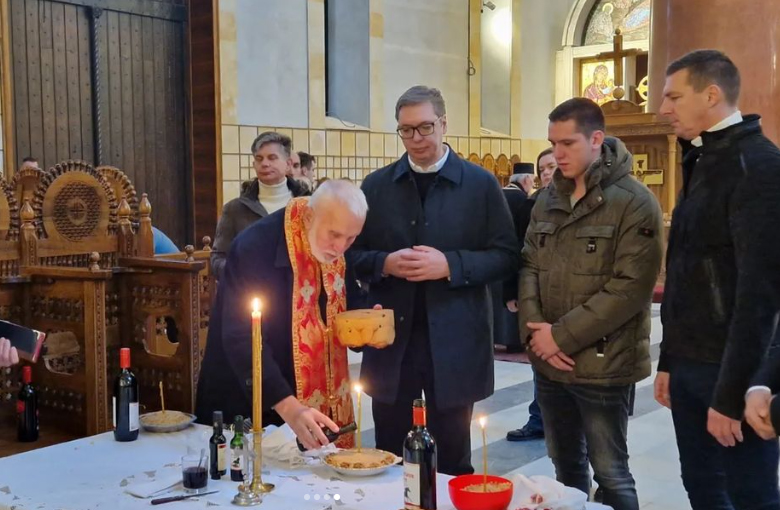 „ZDRAVLJA I SREĆE SVIMA KOJI SLAVE SVETOG NIKOLU“: Vučić sa najbližima presekao kolač u Crkvi Svetog Marka (FOTO)