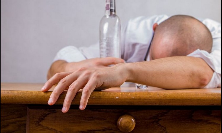 U PONORU PAKLA: Šest znakova koji razotkrivaju graničnog alkoholičara
