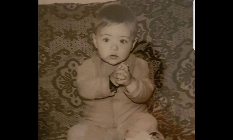 OVA SLATKA BEBA JE VELIKA MUZIČKA ZVEZDA! Prepoznajte li o kome je reč?