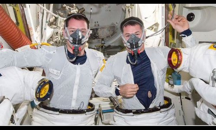 UŽIVO IZ SVEMIRA: Pogledajte kako se astronauti NASA spremaju za „šetnju“ u vasioni!