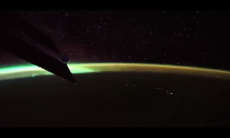 FASCINANTAN SNIMAK AURORE BOREALIS: Ovako polarna svetlost izgleda iz svemira! (VIDEO)