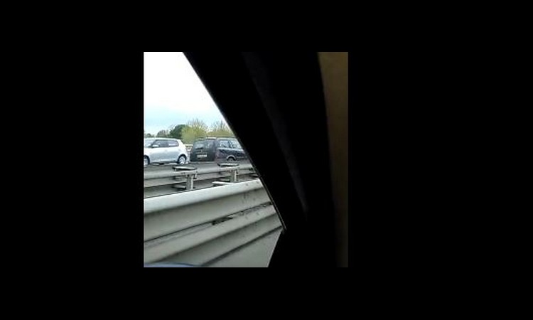 HOROR VIDEO IZ NOVOG SADA HRARA INTERNETOM: Vozi suprotnom trakom i otkida vrata pri punoj brzini (VIDEO)