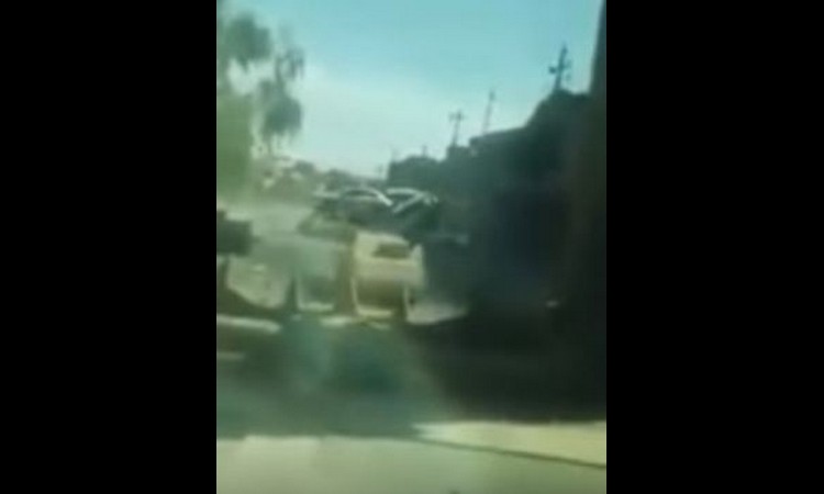 KAKAV HEROJ: Vozač zaustavio buldožerom auto-bombu i spasao stotine vojnika! (UZNEMIRUJUĆI VIDEO)