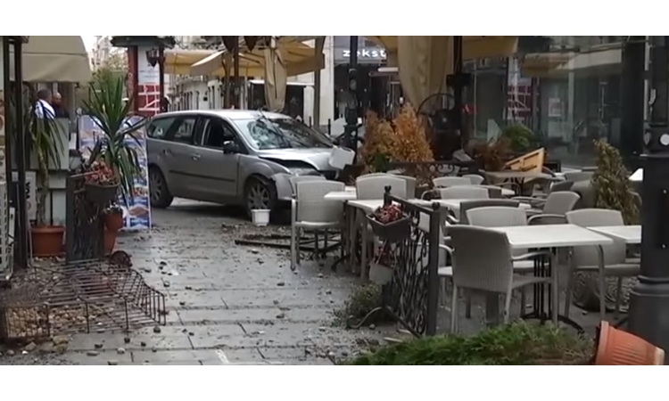 HAOS U CENTRU: Muškarac uleteo automobilom u Knez Mihailovu, dve osobe povređene! (VIDEO)