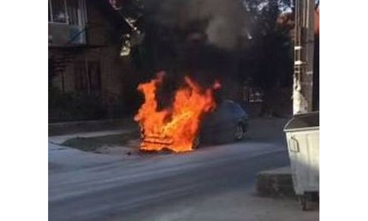 IZBEGNUTA KATASTROFA ZA DLAKU: Požežanin zapalio svoj auto, pa seo u njega!