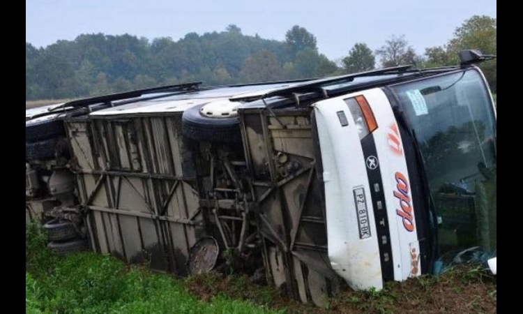 NEZGODA NEDALEKO OD BEOČINA: Autobusi skliznuli s puta, putnici se smrzavali!