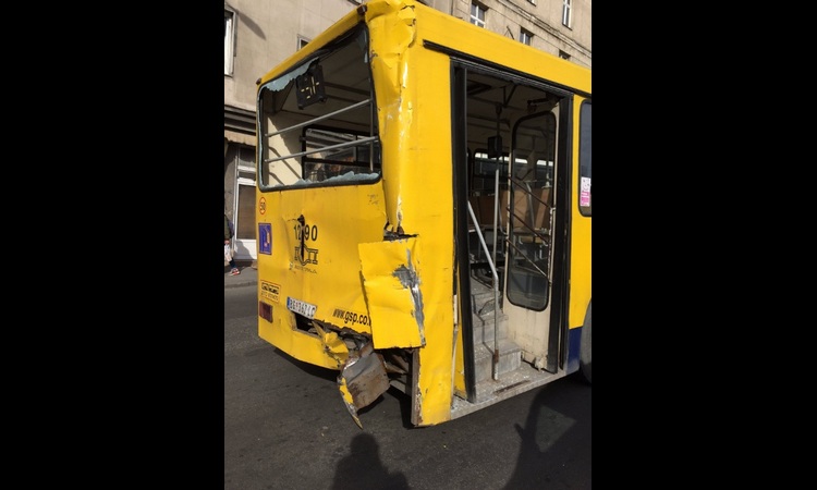 HAOS NA „ZELENJAKU“: Sudar autobusa, kolaps u centru grada!