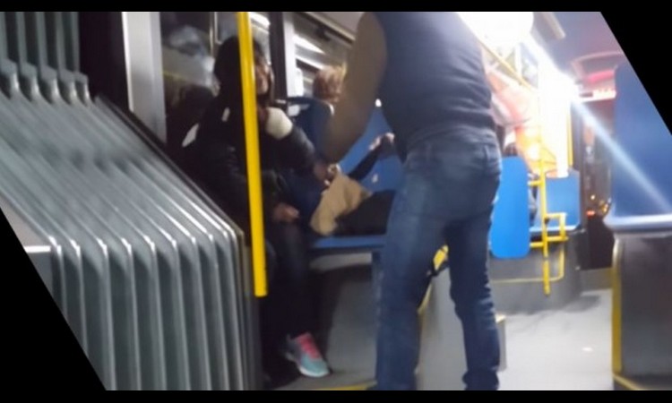Strava u BEOGRADU: Kontrolor Busplusa pregledao karte u autobusu, pa propao kroz pod!