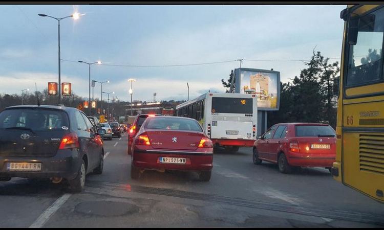 HAOS NA AUTOKOMANDI: Autobus udario u tramvaj!