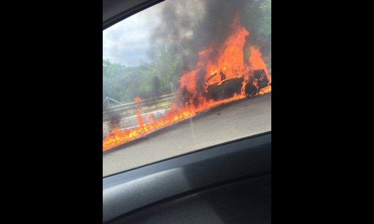 NESREĆA NA AUTO-PUTU: Zapalio se automobil (FOTO)