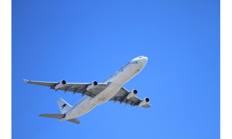 GREŠKA KOJA VAS SKUPO MOŽE KOŠTATI: Šta se dogodi kada se otvori izlaz za slučaj opasnosti u avionu? (VIDEO)