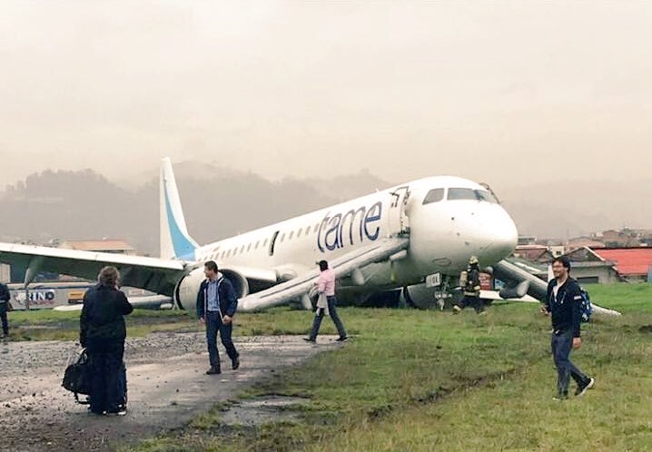 ZATVOREN AERODROM: Avion sleteo s piste, dvoje povređeno