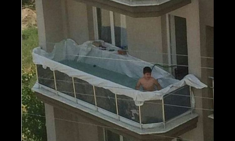 NOVA METODA RASHLAĐIVANJA: Dečak napravio bazen na terasi!