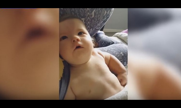 TUGA DO NEBA: Ova beba obožava da se SMEJE, ali to NIKO ne može da VIDI! (VIDEO)
