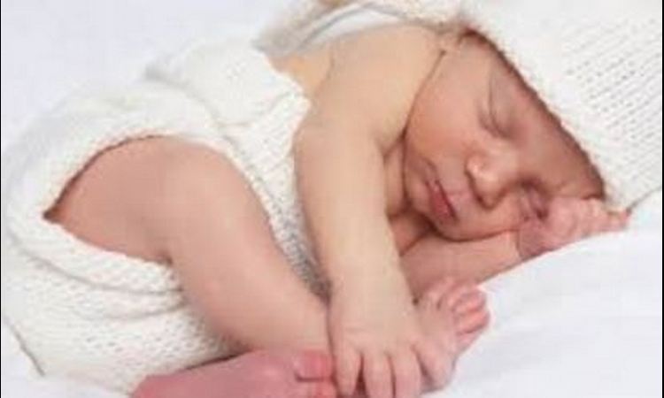 BEBA NIJE ŽELELA DA ČEKA: Babica porodila ženu u kolima ispred bolnice na Zvezdari! (FOTO)
