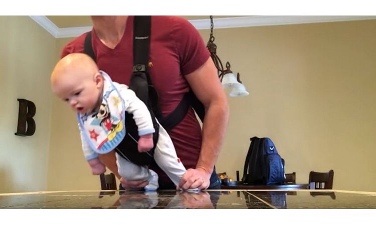 SNIMAK KOJI JE ODUŠEVIO SVET: Beba od četiri meseca đuska kao Majkl Džekson! (VIDEO)