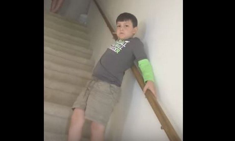 GANUĆE VAS DO SUZA: Pogledajte kako je reagovao dečak kada je saznao da više nema rak! (VIDEO)