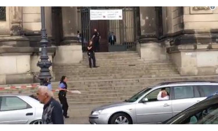 OPSADNO STANJE U BERLINU: Pucnjava u katedrali, dvoje povređeno! (VIDEO)
