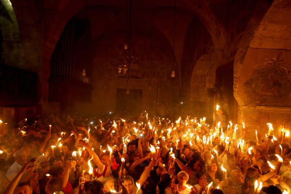 ZAPALJEN JE BLAGODATNI OGANJ: Hiljade vernika na ceremoniji u Jerusalimu (FOTO)