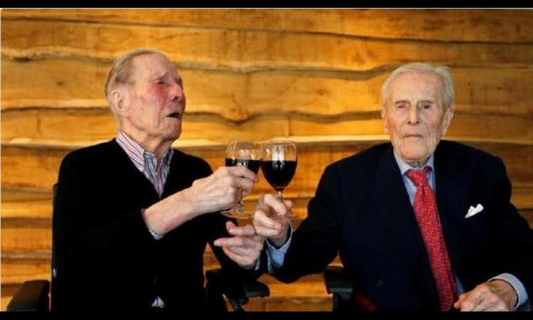 NERAZDVOJNI VIŠE OD JEDNOG VEKA: Najstariji blizanci proslavili 103. rođendan (FOTO)