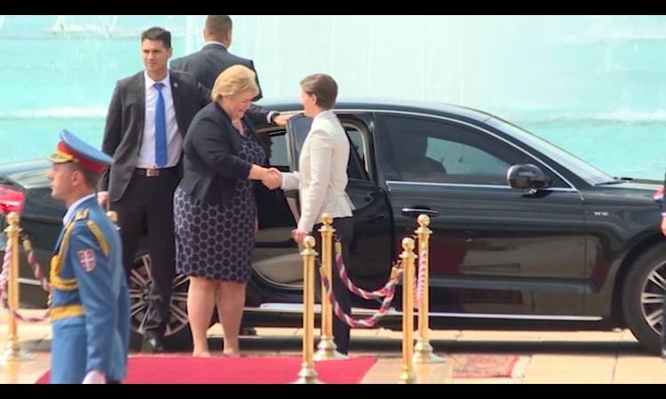 SVEČANOST ISPRED PALATE SRBIJA: Premijerka Norveške stigla u posetu Beogradu! (FOTO)