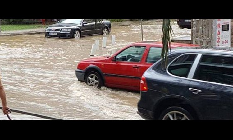 HAOS U BUDVI: Poplava nosi SVE PRED SOBOM, građani u panici! (VIDEO)