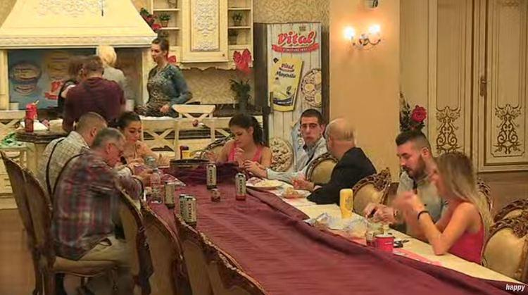 PRAZNIČNO RASPOLOŽENJE U VILI! Večeras ne propustite NOVOGODIŠNJI SPECIJAL! (FOTO)