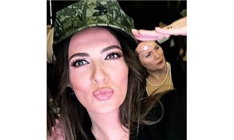 opsednuta selfijima na Instagramu ispred albanskog orla!