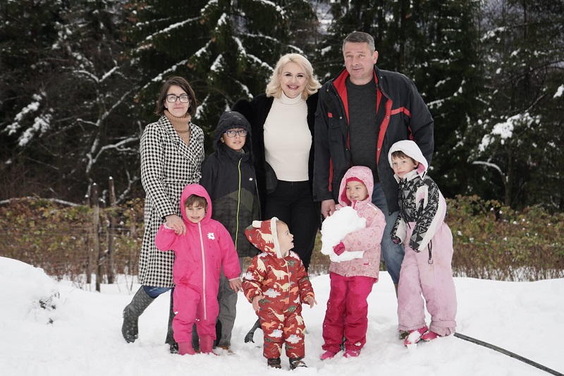 „PORODICA JE GLAVNI POKRETAČ I NAJVEĆE BOGASTVO“ Ministarka Kisić posetila porodicu Perović u Crnoj Travi, slike ovih mališana izmamiće vam OSMEH! (FOTO)