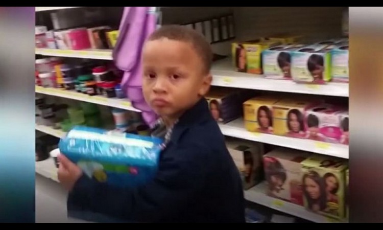 „KUPI OVO, TO TI TREBA ZA GUZU, VIDEO SAM“: Dečak  osramotio mamu u prodavnici za sve pare! (VIDEO)