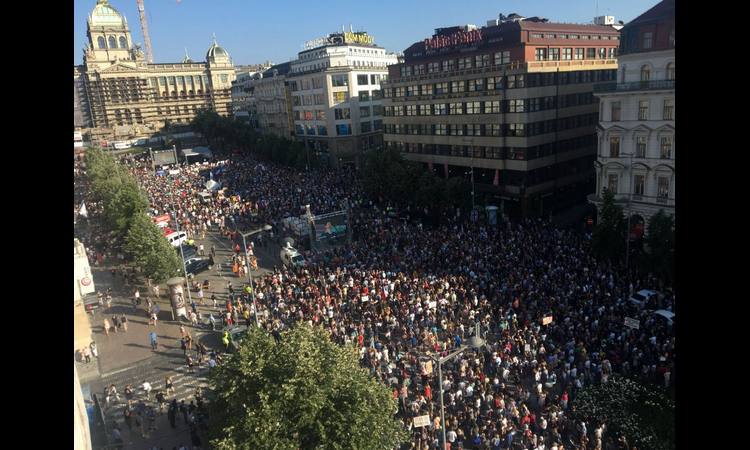 DEMONSTRACIJE U PRAGU: Narod protestuje protiv Andreja Babiša!