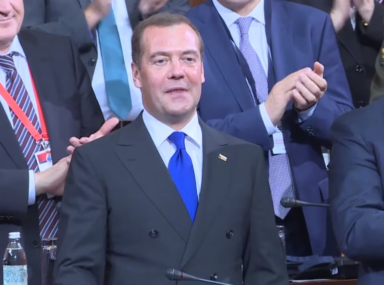 „MASKE SU KONAČNO PALE“: Medvedev upozorio šta se krije iza odlaganja ovih izbora