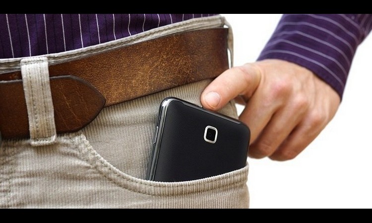 ODMAH IZVADITE TELEFON IZ DŽEPA: Evo na koji način mobilni može da vam ozbiljno ugrozi ZDRAVLJE!