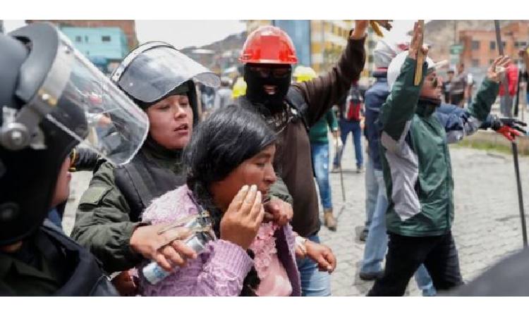 HAOS U BOLIVIJI: Blokiran saobraćaj, građani u redovima za hranu!