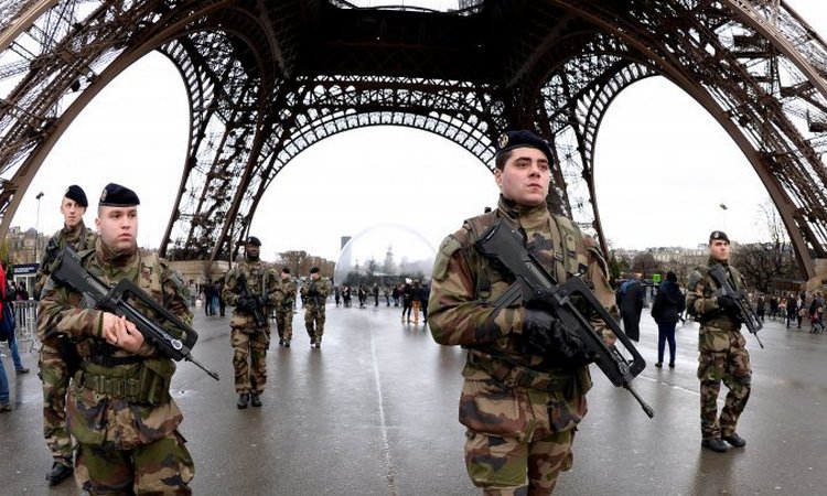 ODGOVOR NA PRETNJE: Francuska angažuje 90.000 pripadnika obezbeđenja!