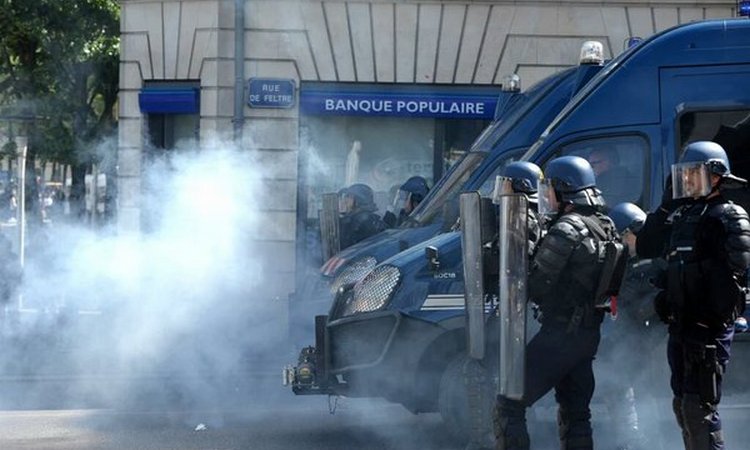 FRANCUSKA U HAOSU: Policija koristi VODENE TOPOVE da rastera demonstrante!