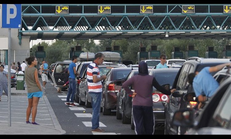 HAOS U NAJAVI ZBOG SMENE TURISTA: Saobraćaj u Srbiji danas pojačan, očekivane gužve na granicama!