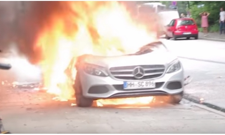 HAMBURG KAO RATNA ZONA: Žestok okršaj protestanata s policijom i srpska zastava u centru sukoba! (VIDEO)