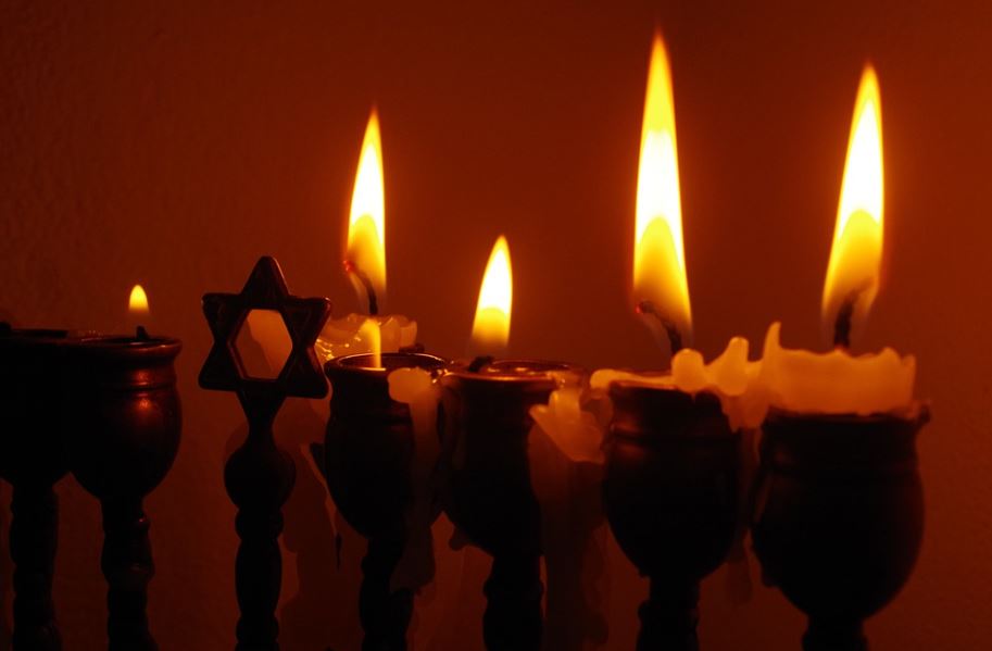 VEČERAS POČINJE JEVREJSKI PRAZNIK HANUKA: Svečanost traje osam dana, pali se osam sveća na svećnjaku