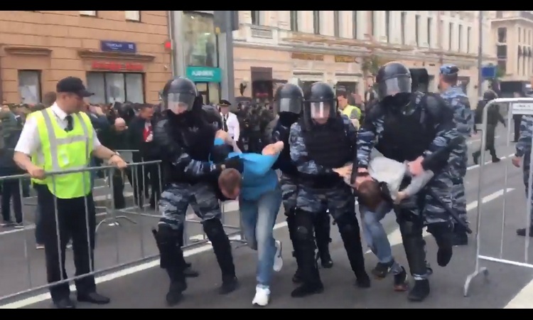 Neredi u Moskvi: Uhapšen lider opozicije Aleksej Navaljni! (VIDEO)