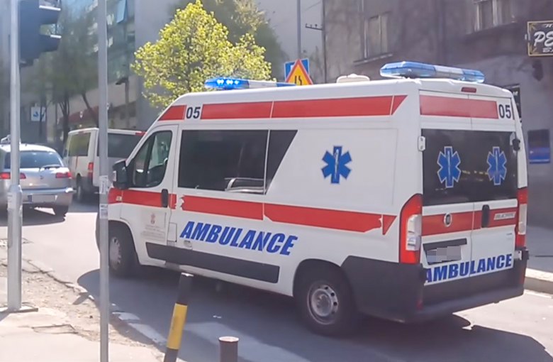 TRAGEDIJA U BEOGRADU: Žena pala sa petog sprata zgrade, na mestu ostala mrtva