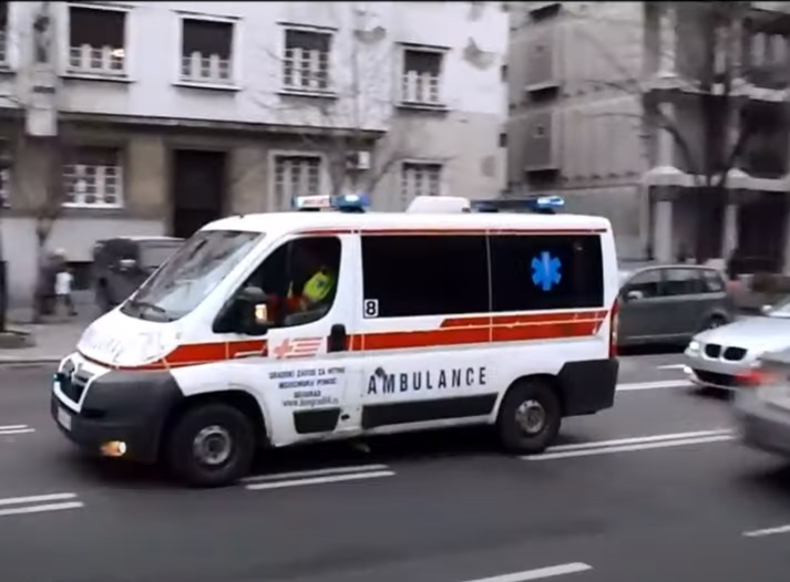 UDES NA NOVOM BEOGRADU: Povređene dve osobe, devojka prevezena u Urgentni centar