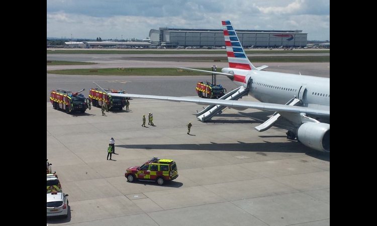 PRINUDNO SLETANJE: Evakuišu se putnici iz Aviona AMERIKEN ERLAJNZ!