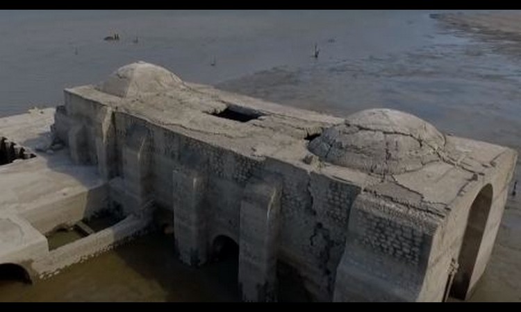 NESVAKIDAŠNJI PRIZOR: Usred jezera izronio drevni hram! (VIDEO)