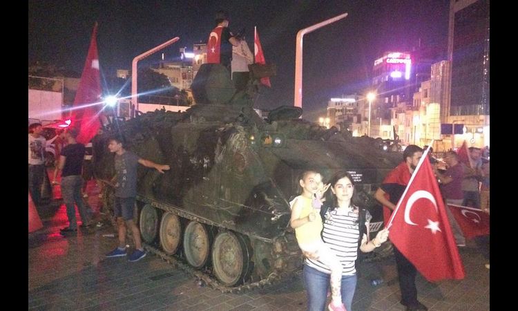 MOBILIZACIJA NARODA ŠIROM TURSKE: Hiljade ljudi na ulicama u znak podrške ERDOGANU!