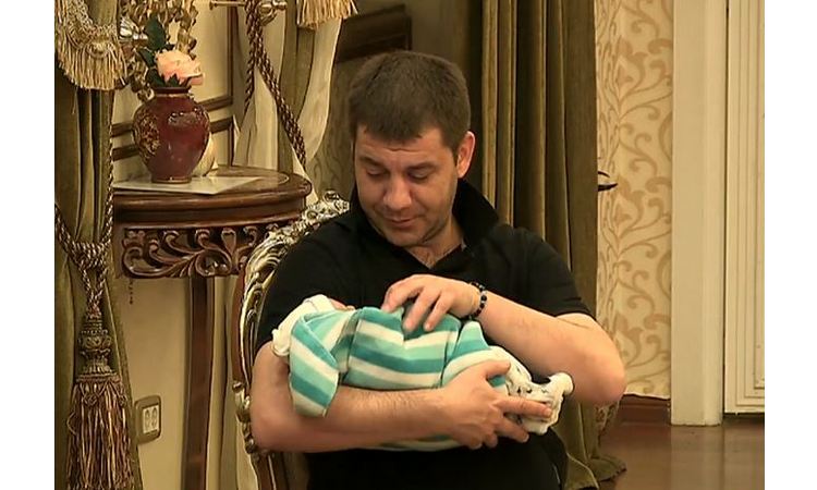 IVAN MARINKOVIĆ SE RAZNEŽIO: Uzeo je Gasttozzovo i Ninino dete, pa je počeo da mu tepa i da ga ljubi!