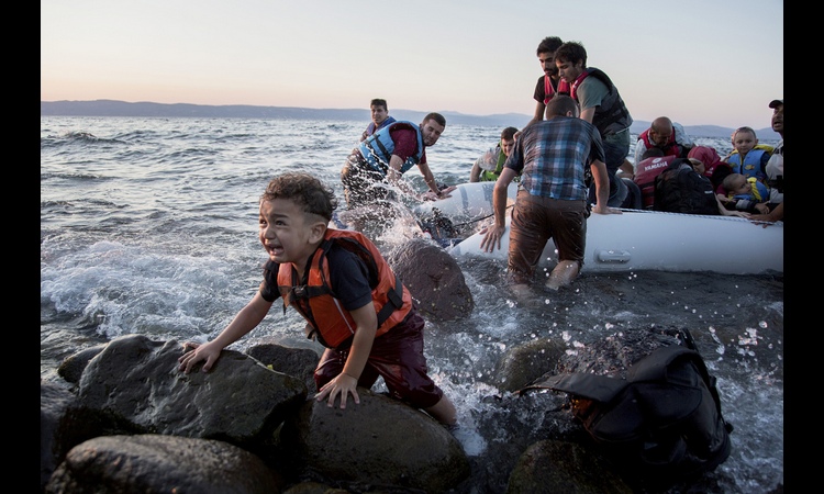IMA PREŽIVELIH: Pronađena tela 22 migranata u čamcu na Mediteranu!